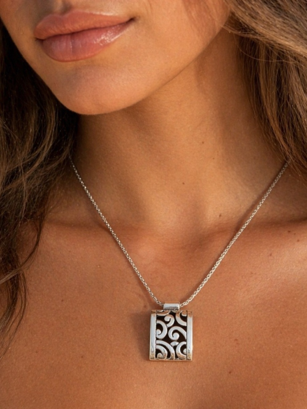 Elegant Silver Pendant Necklace
